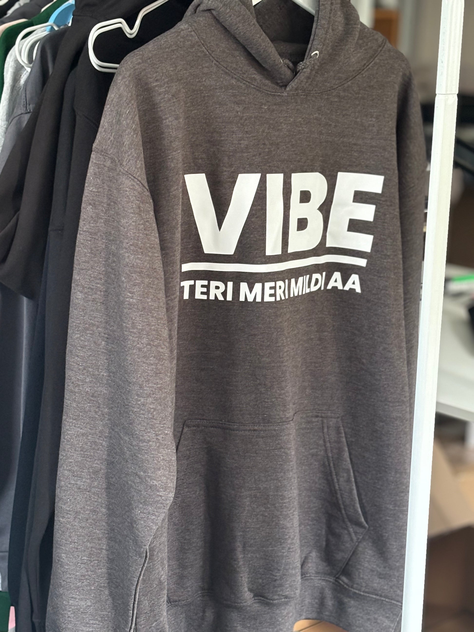Diljit Dosanjh: Vibe Teri Meri Mildi Aa Unisex Hoodie - Grey